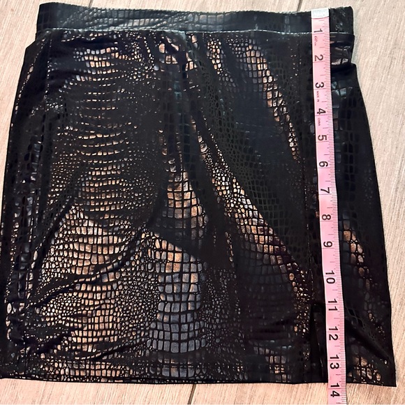 Shiny black mini skirt - Picture 3 of 4